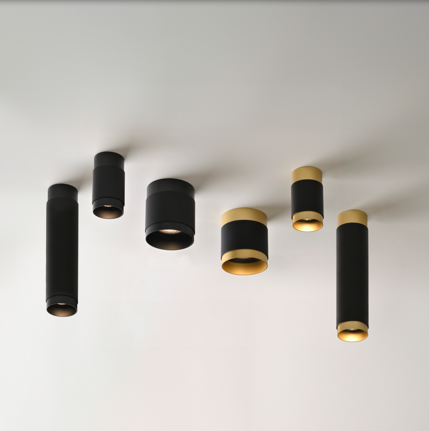 Suspension LED noir et or au design moderne, diffusant une lumière douce et raffinée, idéale pour sublimer les intérieurs contemporains avec une touche luxueuse.