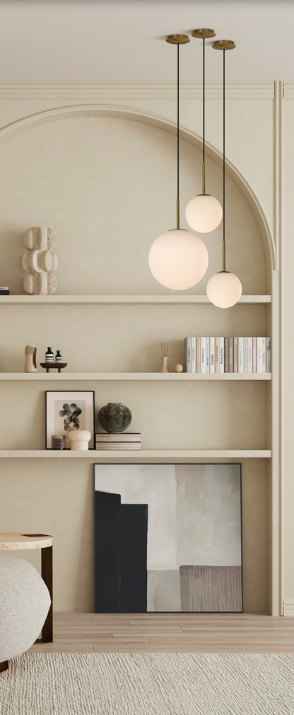 Suspension Parma au design épuré avec globe en verre, diffusant une lumière douce et chaleureuse, idéale pour créer une atmosphère conviviale et élégante au-dessus d’une table.