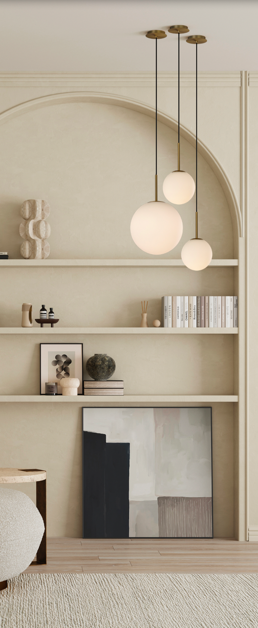 Suspension Parma au design épuré avec globe en verre, diffusant une lumière douce et chaleureuse, idéale pour créer une atmosphère conviviale et élégante au-dessus d’une table.