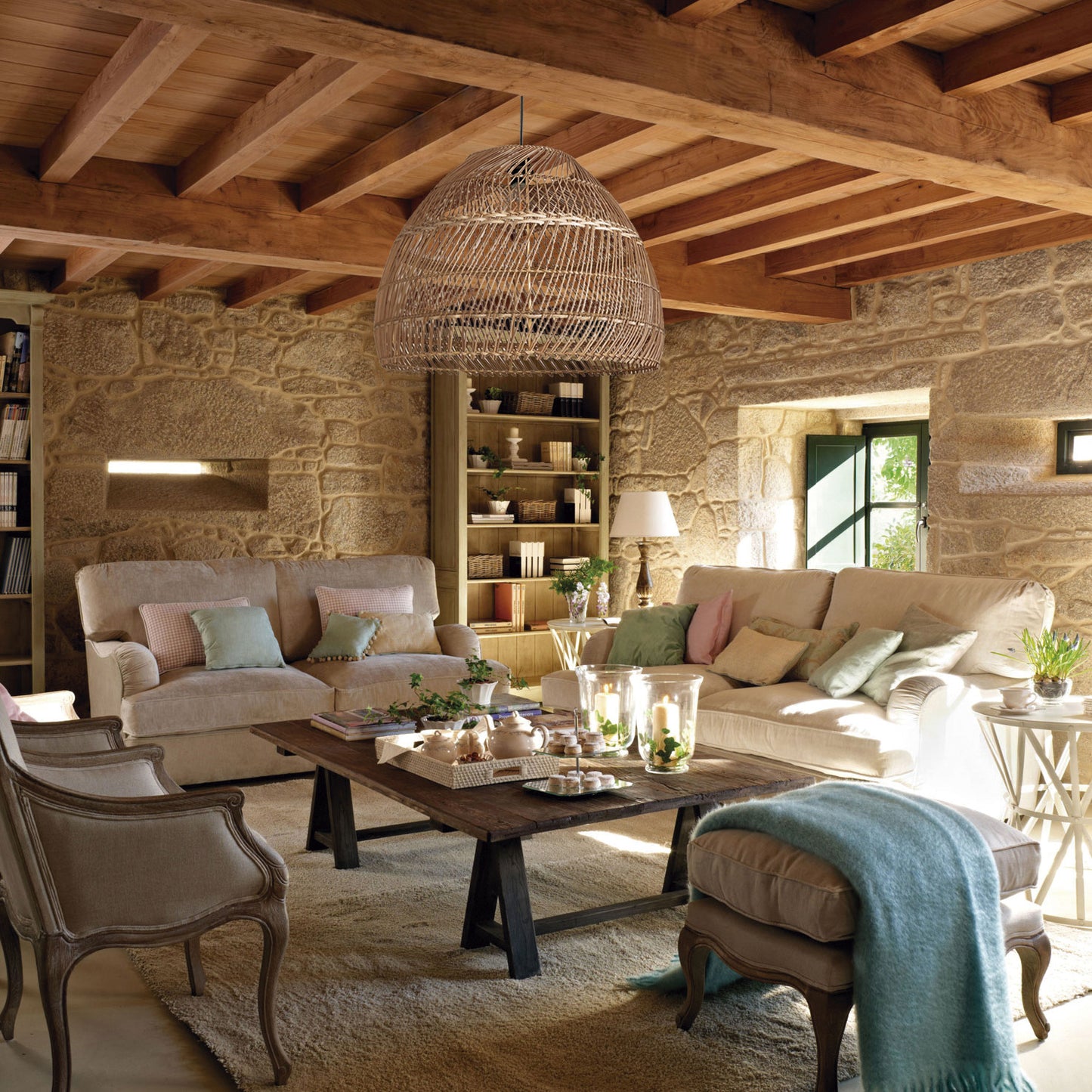 Suspension Vietnam en osier naturel et métal noir – luminaire artisanal au style chaleureux diffusant une lumière douce pour salon ou salle à manger.