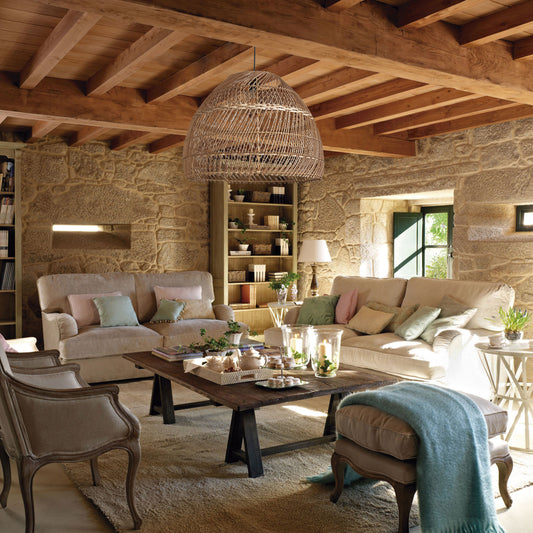 Suspension Vietnam en osier naturel et métal noir – luminaire artisanal au style chaleureux diffusant une lumière douce pour salon ou salle à manger.