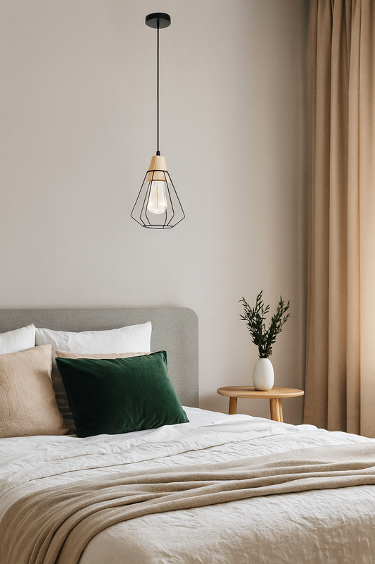 Suspension Elga au design moderne avec structure en métal noir et détail en bois clair, mise en valeur dans une chambre lumineuse au style scandinave.