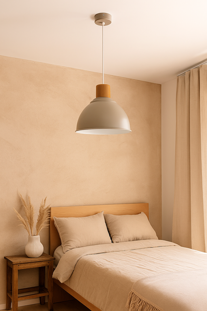 Suspension beige et bois design scandinave – luminaire moderne en métal et bois clair avec éclairage doux pour chambre, salon ou salle à manger.