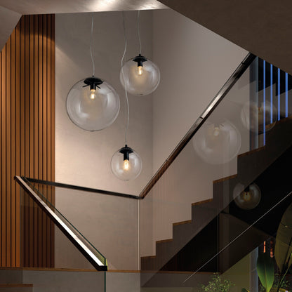 Suspension boule en verre transparent avec finition chromée – luminaire design moderne pour salon, cuisine ou salle à manger, diffuse une lumière claire et élégante.