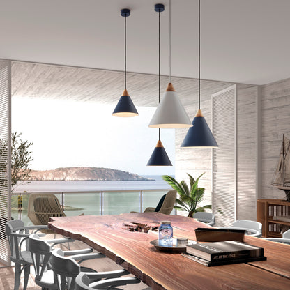 Suspension conique bleu et bois style scandinave – luminaire moderne en métal bleu et bois clair avec éclairage directionnel pour salon, cuisine ou salle à manger.