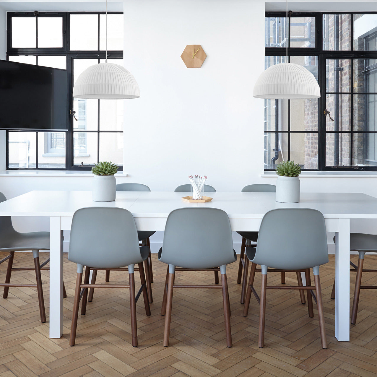 Suspension design blanche grand format – luminaire moderne dôme XXL en finition texturée, diffuse une lumière douce et homogène pour salon, salle à manger ou bureau.