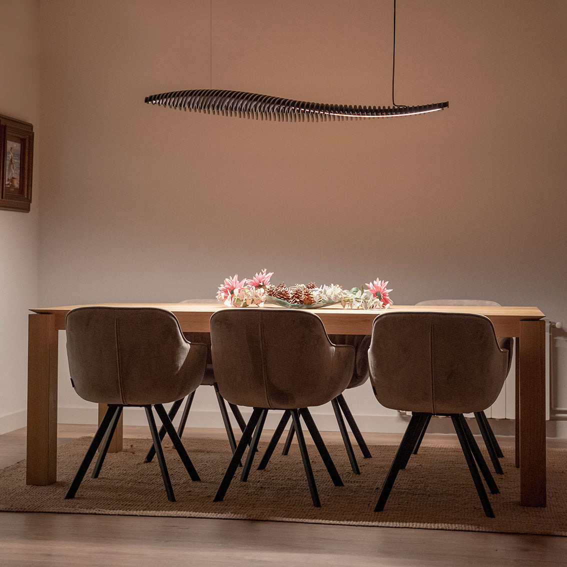 Suspension design sculpturale LED – luminaire moderne en bois, noir ou blanc au style organique inspiré de la nature, idéal pour salon, salle à manger ou espace architectural.