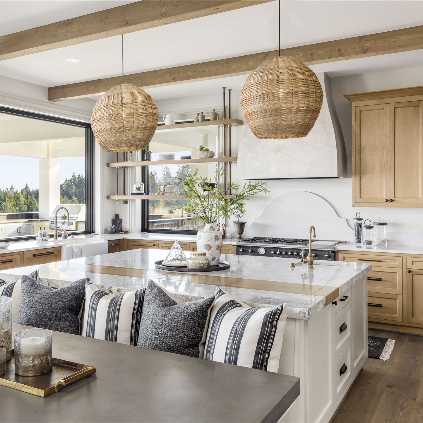 Suspension en rotin tressé naturel – luminaire artisanal au style bohème et scandinave, diffuse une lumière douce et chaleureuse pour salon, chambre ou salle à manger.