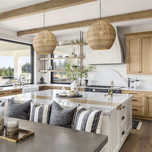 Suspension en rotin tressé naturel – luminaire artisanal au style bohème et scandinave, diffuse une lumière douce et chaleureuse pour salon, chambre ou salle à manger.