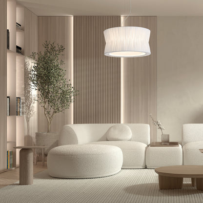 Suspension plissée blanche CORA au design élégant, suspendue par des câbles fins, diffusant une lumière douce et homogène, idéale pour un salon ou une chambre contemporaine
