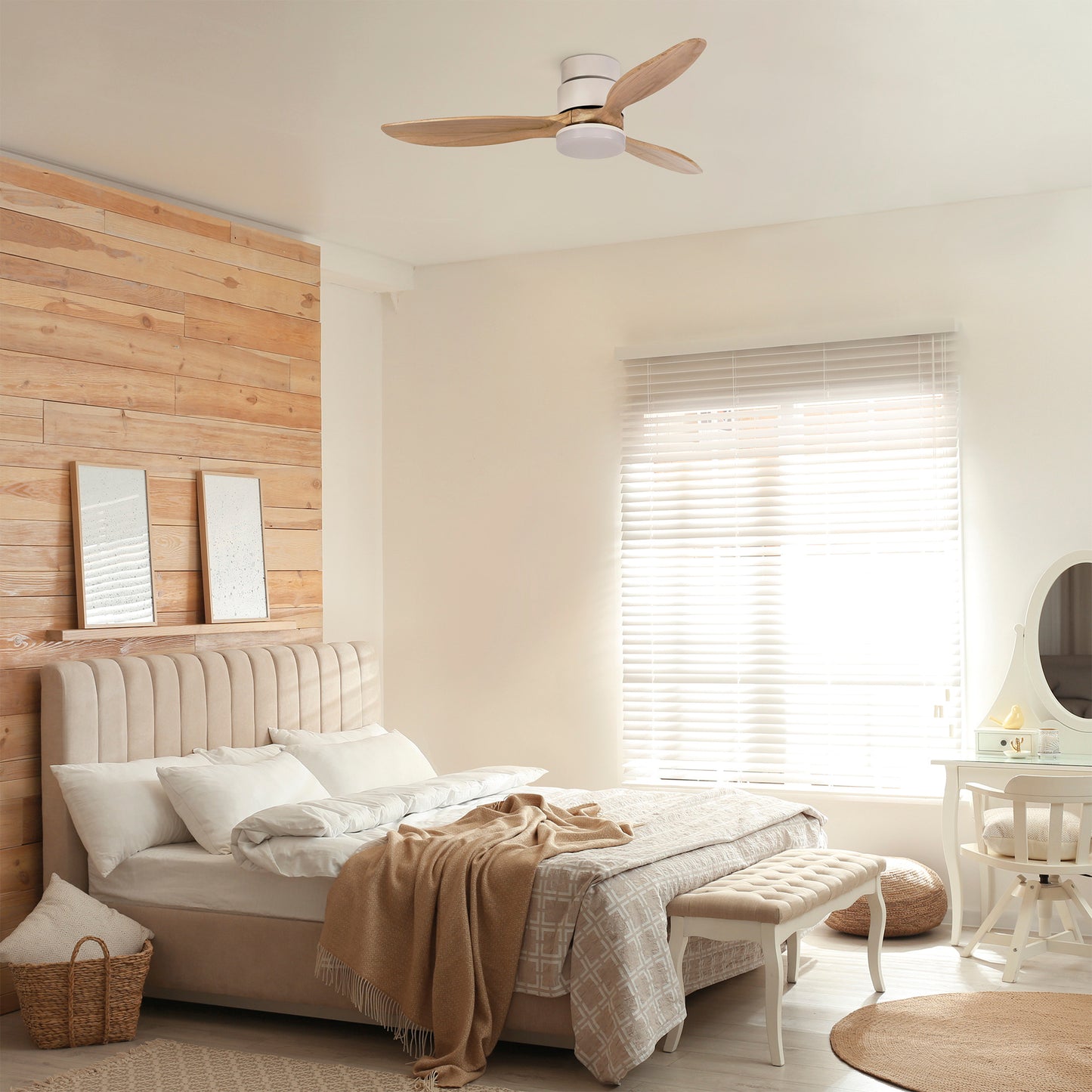 Ventilateur de plafond MISTRAL avec pales en bois et lumière intégrée, design moderne et naturel pour créer une ambiance douce et élégante dans un intérieur contemporain.