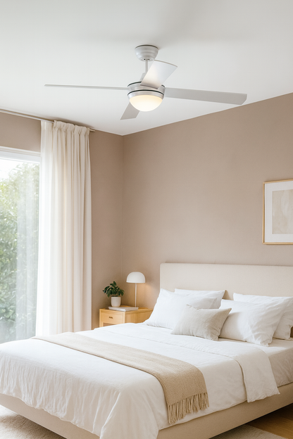 Ventilateur de plafond NICK au design moderne et blanc, diffusant une lumière douce et apportant une touche élégante dans une chambre ou un salon contemporain.