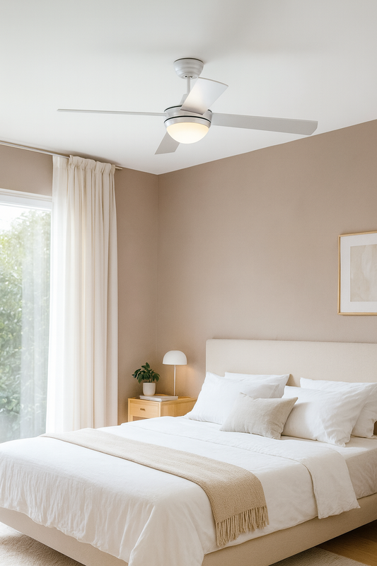 Ventilateur de plafond NICK au design moderne et blanc, diffusant une lumière douce et apportant une touche élégante dans une chambre ou un salon contemporain.