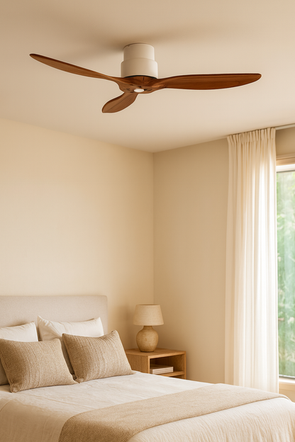Ventilateur de plafond en bois MISTRAL au design naturel et moderne, installé dans une chambre chaleureuse avec mobilier assorti, créant une ambiance douce et élégante.